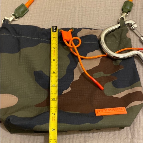 IVY PARK ADDIDAS Camouflage Crossbody Bag with Orange Accents . Unisex model - Picture 6 of 9